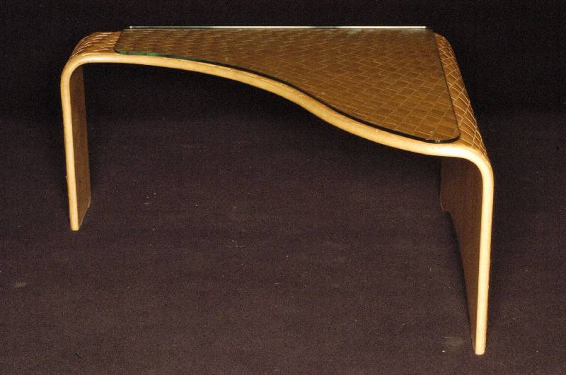 Detail b: Integrierte Doppeltische, Rattan, Beine gerieft, Metallabschlüsse, schwere Glasplatten, Ränder geschliffen, trenn- und verschiebbar, ein Teil ...