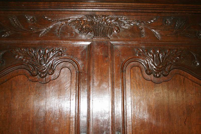 Detail a: Hochzeitsschrank, Elsaß, um 1790/1820, Eiche massiv, sogenannter Steckschrank, komplett auf Rahmen gearbeitet, Fußteil geschwungen, Beine und Zarge ...