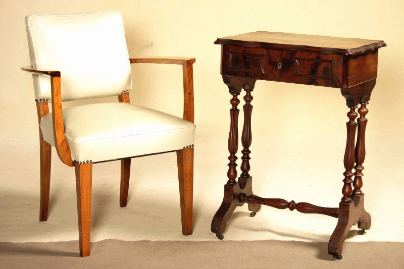 Nähtisch, deutsch, um 1880, Gründerzeit, Korpus Weichholz, Nußbaumfurnier, Drechselarbeiten Nußbaum massiv, z.T. gerieft, in sich 8-fach ...
