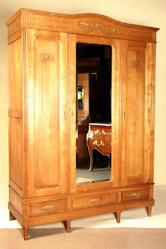 Kleiderschrank, Frankreich, um 1880/90, Eiche massiv, drei integrierte Schubladen, Lisenen einfach gerillt, mit Flachschnitzereien aus dem Vollholz, ...