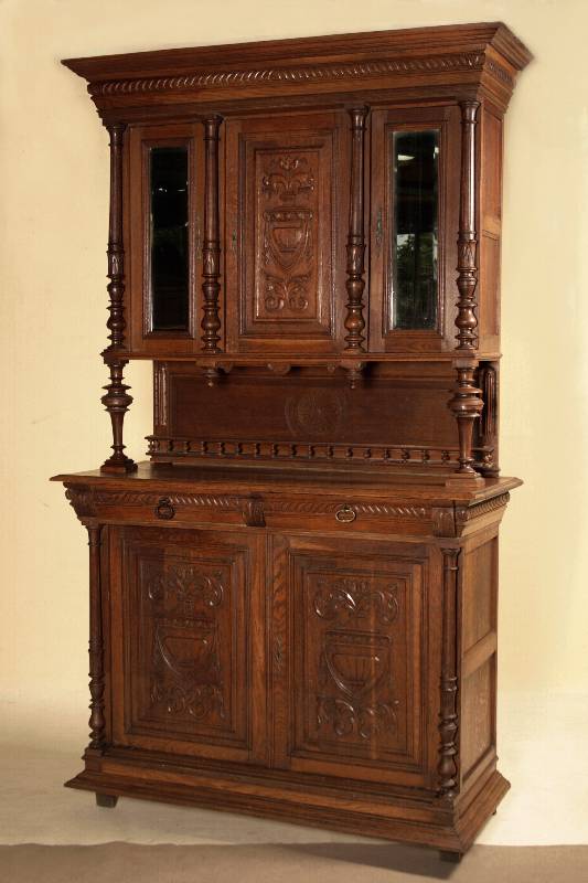 Vielzweckschrank, Belgien/Niederlande, um 1890, Eiche massiv, 3-teilig, z.T. auf Rahmen gearbeitet, freistehende gedrechselte Säulen, diese 10-fach ...