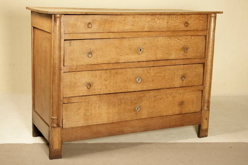 Wäschekommode, norddeutsch, um 1810/20, Eiche massiv, Innenteile z.T. Weichholz, 4 -schübig, Beschläge um 1820/30 bzw. 1870/80, alt belassen, auf ...