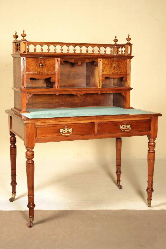Damenaufsatzschreibtisch, deutsch, um 1890, Oberteil um 1900 dazugearbeitet, Korpus Weichholz, Nußbaum massiv, Nußbaumfurnier, zwei integrierte ...