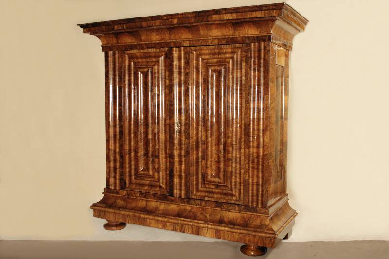 Wellenschrank, Frankfurt, um 1730, Korpus Weichholz, Wurzelnußfurnier z.T. quer verlegt bzw. horizontal jeweils zur Richtung der Gesamtkomposition, ...