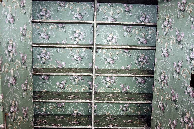 Detail a: Wellenschrank, Frankfurt, um 1730, Korpus Weichholz, Wurzelnußfurnier z.T. quer verlegt bzw. horizontal jeweils zur Richtung der Gesamtkomposition, ...