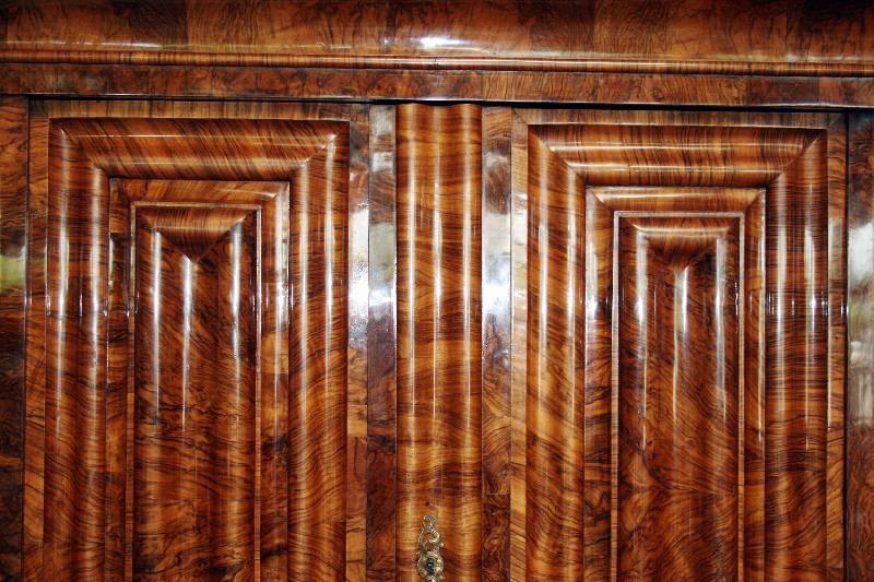 Detail b: Wellenschrank, Frankfurt, um 1730, Korpus Weichholz, Wurzelnußfurnier z.T. quer verlegt bzw. horizontal jeweils zur Richtung der Gesamtkomposition, ...