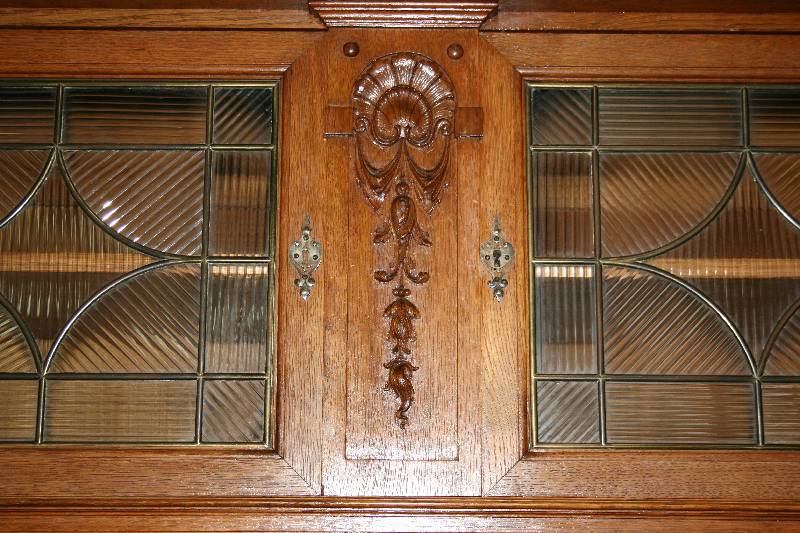 Detail a: Aufsatzmöbel, deutsch/wohl Karlsruhe, um 1895 , Eiche massiv, z.T. auf Rahmen gearbeitet, Zierleiste 6-fach bzw. doppelt und 4-fach getreppt, reiche ...