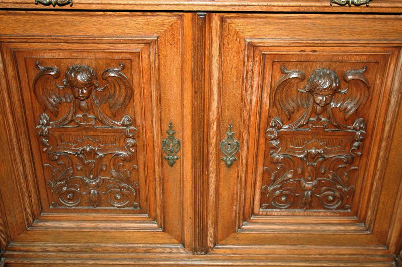 Detail b: Aufsatzmöbel, deutsch/wohl Karlsruhe, um 1895 , Eiche massiv, z.T. auf Rahmen gearbeitet, Zierleiste 6-fach bzw. doppelt und 4-fach getreppt, reiche ...