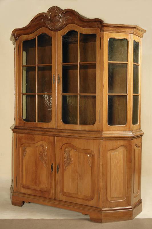 Stilvitrine, deutsch, 60er Jahre, Schröder ?, z.T. Kirschbaum massiv, auf Rahmen gearbeitet, mit Flachschnitzereien im Rokokostil, Kopf 6-fach ...