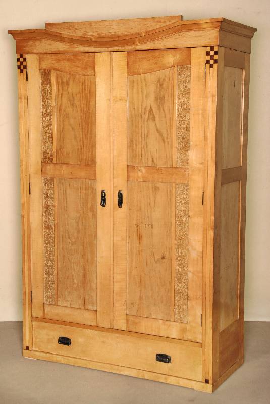 Ausgefallener Wäsche- bzw. Kleiderschrank, Wien, um 1902/04, starker Einfluß von Wagner, komplett auf Rahmen gearbeitet, Ahorn, Wurzel- und ...