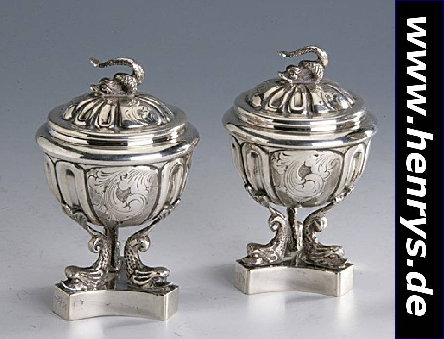 Paar Zierschälchen, Italien nach dem Vorbild von 1720/30, 50/60er Jahre, 835er Silber, Dreiecks-Sockel, Zwischenteil in Form von massiven Delphinen ...