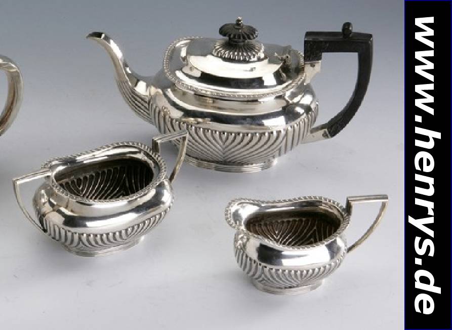 Kleines 3-teiliges Teeset, Sheffield 1894, 925er Silber, z.T. Treibarbeit, schöne, schwere Qualität, Fächermuster z.T. mit Zahnfries, Kanne ...