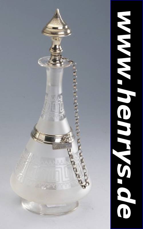 Karaffe, Niederlande um 1860, Koprus Glas, partiell mattiert, klassizist. Mäander- und Bogenmuster l. gotisierend, Stöpsel und Haltering 830er ...