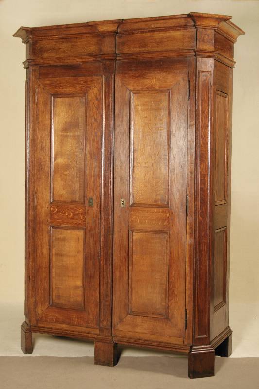 Kleider- bzw. Wäscheschrank, Gegend Mosel/Lothringen, um 1800, Eiche massiv, auf Rahmen gearbeitet, z.T. gesteckt, Ecken abgeflacht, komplett auf ...