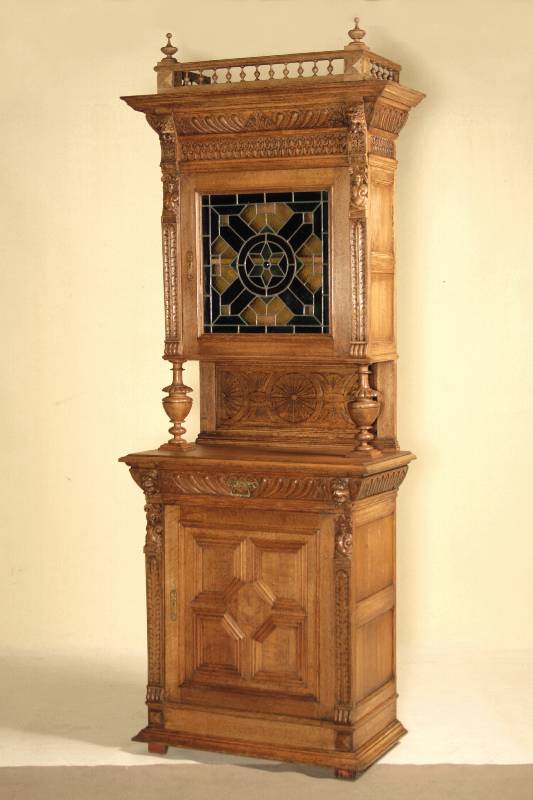 Aufsatzschrank, wohl Belgien, um 1880/90, Eiche massiv, im Frühbarockstil mit Renaissanceelementen aufgebaut, auf Rahmen gearbeitet, Zierleisten 6- ...