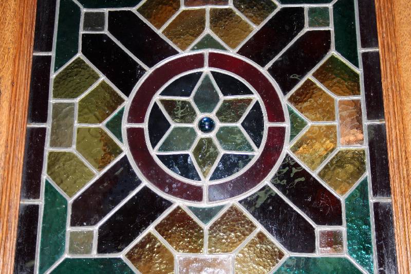 Detail a: Aufsatzschrank, wohl Belgien, um 1880/90, Eiche massiv, im Frühbarockstil mit Renaissanceelementen aufgebaut, auf Rahmen gearbeitet, Zierleisten 6- ...