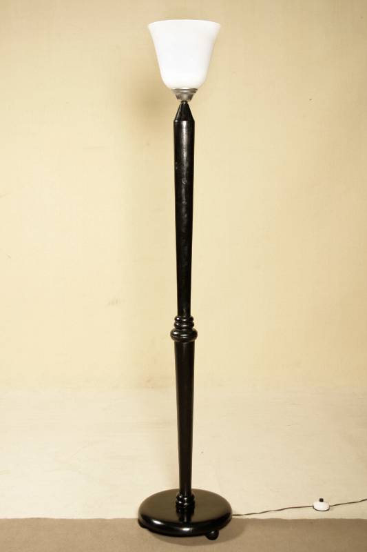 Große ArtDeco-Stehlampe, Frankreich/Paris, um 1920, schöner schwarz gefaßter Holzfuß, tulpenförmig ausgeschweifter Opalglasschirm, dieser auf ...