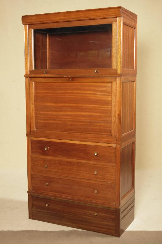 Detail a: Bookcase mit Sekretär, Frankreich, um 1930, Mahagoni, Sockelelement mit Schublade, drei einzelne Aufsatzelemente, unteres Element, drei Schubladen, ...