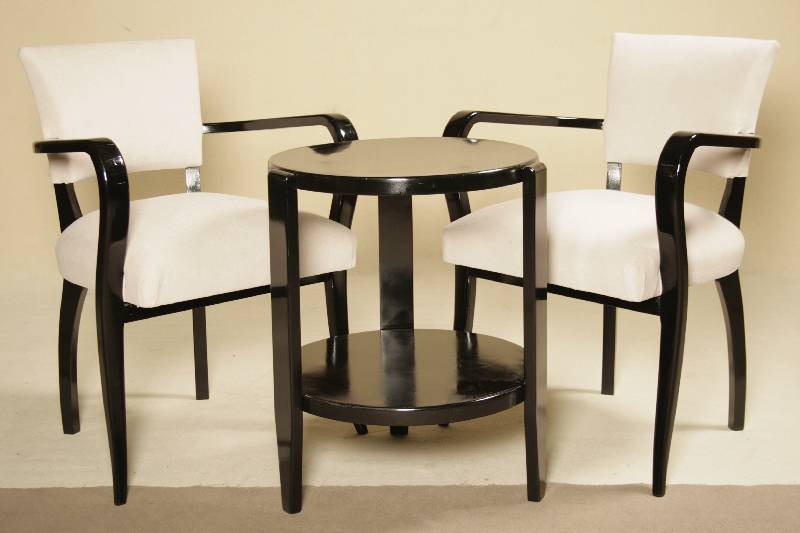 ArtDeco-Sitzgruppe, Frankreich, um 1930, bestehend aus zwei eleganten Salonstühlen und dazugehörigem Clubtisch, Stühle neu gepolstert und ...