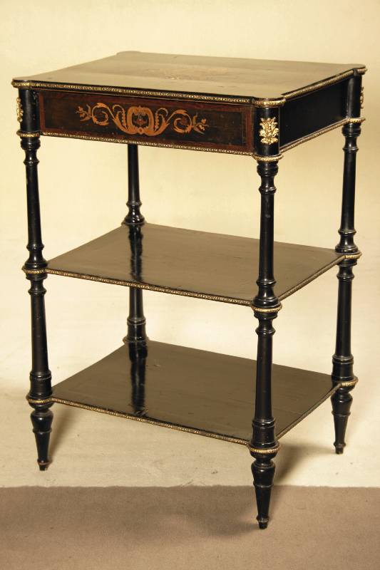 Näh- bzw. Etagentisch, Frankreich, um 1870/80, Buche schwarz gelackt, sparsames Innenleben, teilversp., Ahornfurnier, Malerei rest., ...