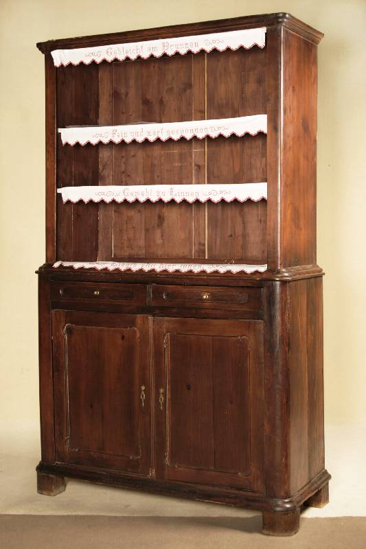 Küchenaufsatzschrank, Elsaß/Lothringen, um 1900, Weichholz, dunkel gebeizt, Oberteil verändert, Unterteil mit sogenannten Brezelfüllungen, ...