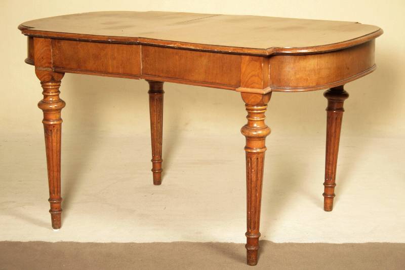 Ausziehtisch, deutsch, um 1880/90, Korpus Eiche und Weicholz, Nußbaum massiv und -furniert, gedrechselte Beine sparsam gerieft, Leistenverzierung ...