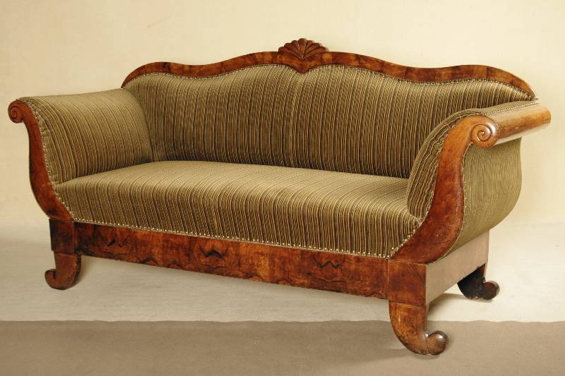 2-sitzer Biedermeiersofa, süddeutsch/Frankfurt, um 1835/40, Korpus Weichholz, Wurzelnußfurnier gespiegelt verlegt, Andeutung von Füllhörnern bzw. ...