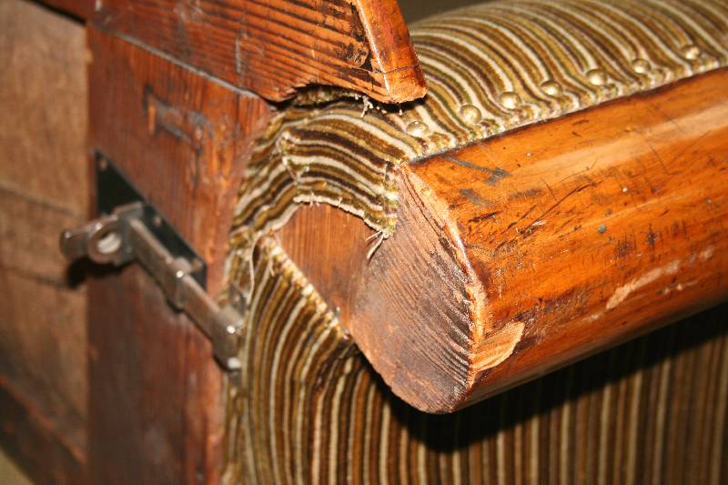Detail a: 2-sitzer Biedermeiersofa, süddeutsch/Frankfurt, um 1835/40, Korpus Weichholz, Wurzelnußfurnier gespiegelt verlegt, Andeutung von Füllhörnern bzw. ...
