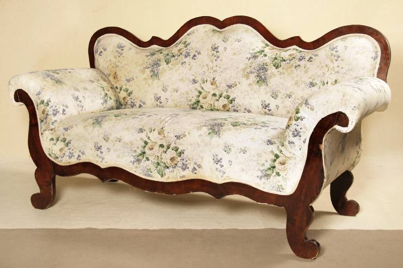 3-sitzer Sofa, süddeutsch, um 1835/45, Korpus Weichholz, Wurzelnußfurnier, Rücken und Front 6-fach geschweift, Füllhörner nachahmend, Polster ...