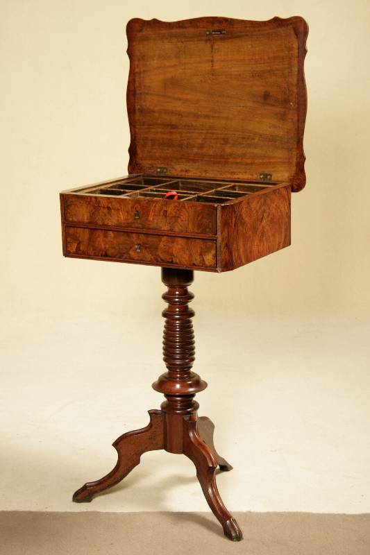 Nähtisch, deutsch, um 1890, Barockstil, Korpus Weichholz, Nußbaum massiv bzw. Nußbaumfurnier 2x gesp. verlegt, Fuß mit Auslegern, diese 3-fach ...