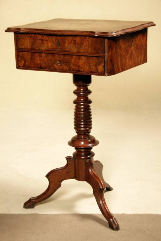 Detail a: Nähtisch, deutsch, um 1890, Barockstil, Korpus Weichholz, Nußbaum massiv bzw. Nußbaumfurnier 2x gesp. verlegt, Fuß mit Auslegern, diese 3-fach ...