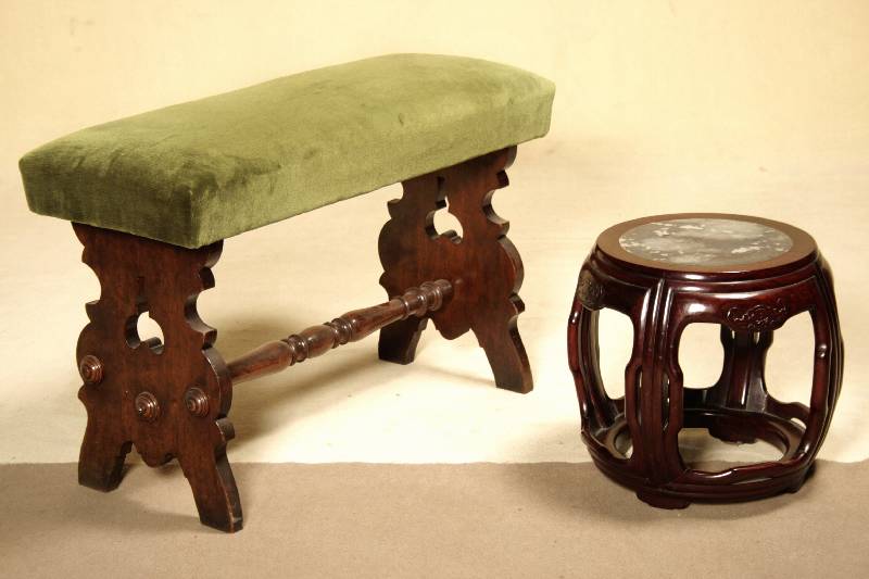 Hocker, China, nach spätem Ming-Vorbild, Rotholz, a.d. Vollholz geschnitzt, Marmoreinlegeplatte, eleg.Flachschnitzereien mit Fledermausdarstellung, ...
