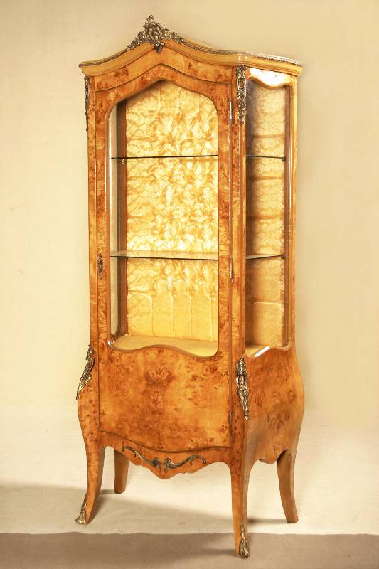 Vitrine im Rokokostil, nach italienisch/französischem Stil von 1760, z.T. bombierte Form, Wurzelahornfurnier gespiegelt verlegt, Korpus geschweift ...