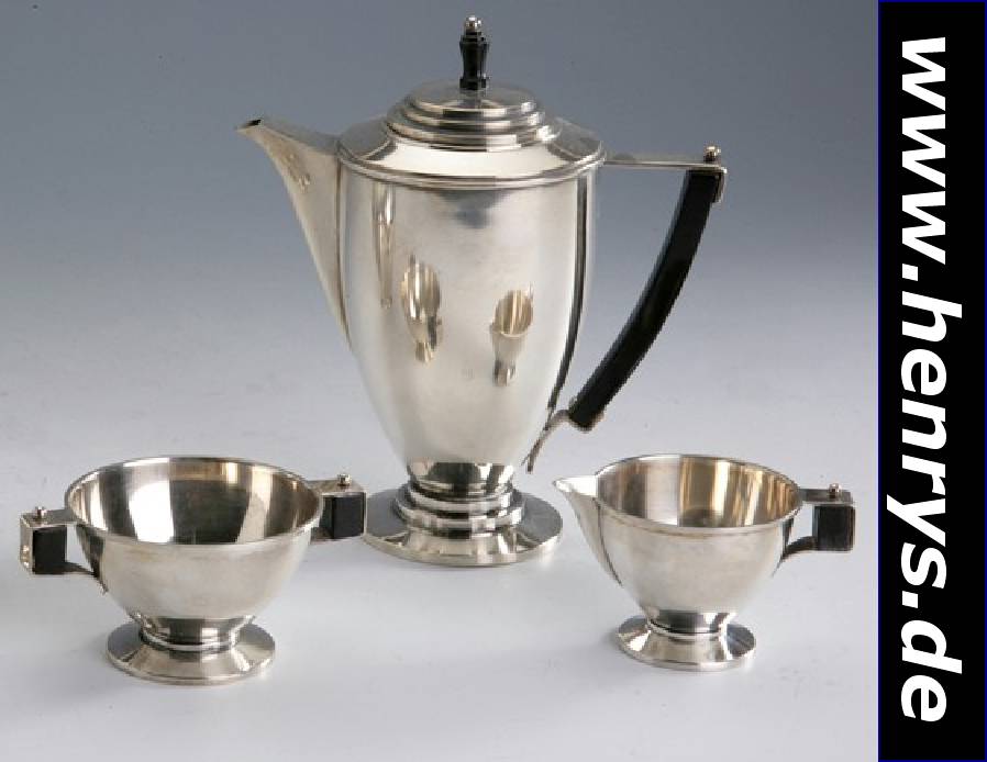 3-teiliges Mocca-Service, Kopenhagen 1940, 830er Silber, Wardeinmarke Siigs- gard, best. aus: Kanne (H ca. 18 cm), Sahne- gießer (H. ca. 5 cm) und ...