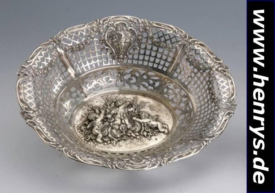 Anbietschale, deutsch, 800er Silber, wohl Hanau, um 1900, Durchbrucharbeit, mit Rosengirlanden, Boden mit spielenden Putti in Blumen, H ca. 7 x 26 x ...