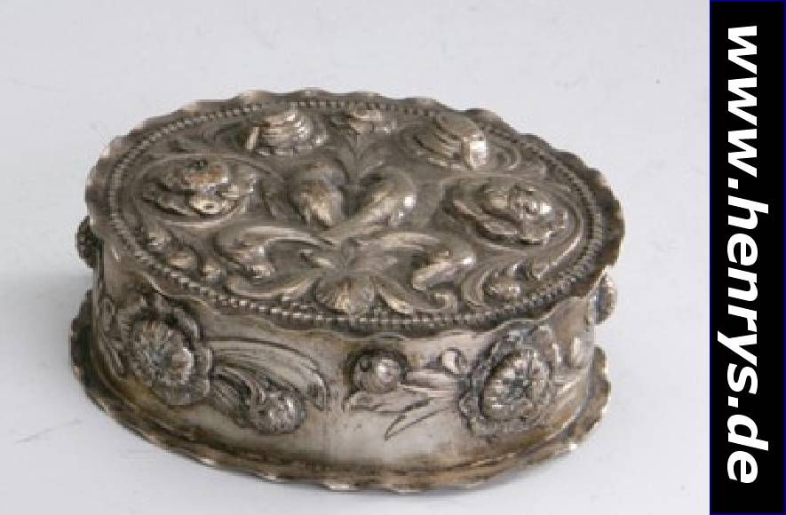 Deckeldose, Hanau um 1890, 800er Silber, Innenverg., nach Vorbild des 17.Jh., umlaufend und auf Deckel plastische Blumen, Deckel mit Turteltauben, ...