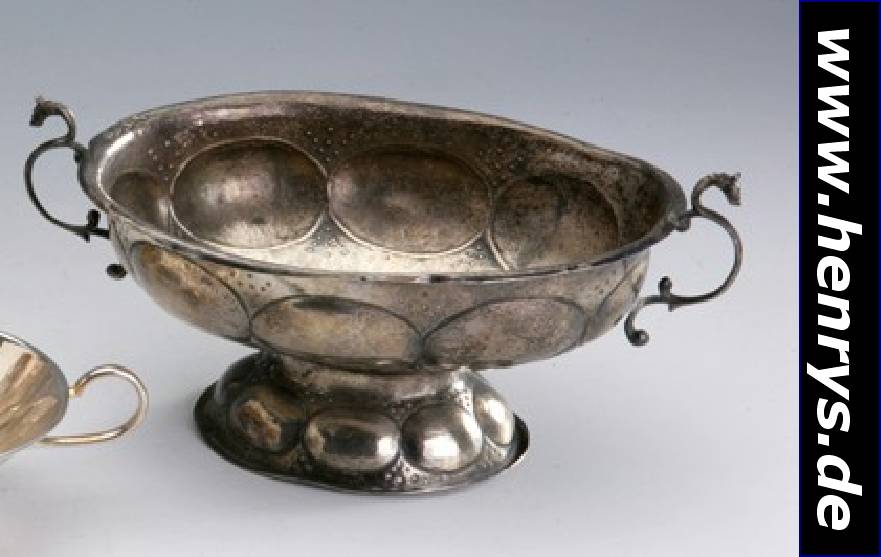 Branntweinschale, wohl Husum um 1770/80, Silber gepr., Kugelverz., reine Treibarbeit, Punze: Doppellöwe, Halbmond und Jahreszeichen,Unikat, ...