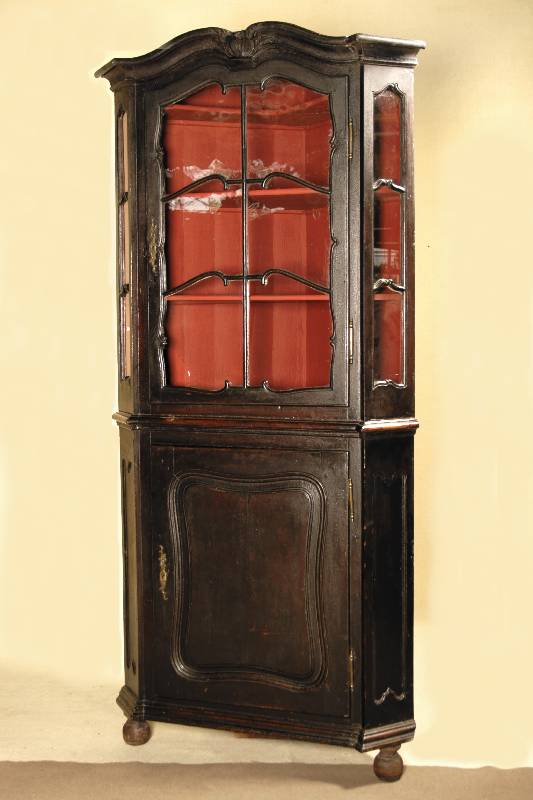 Eckschrank, Trier/Lothringen, Front um 1760/70, Eiche massiv, auf Rahmen gearbeitet, Schnitzereien aus dem Vollholz, doppelt getreppt bzw. Zierstäbe ...