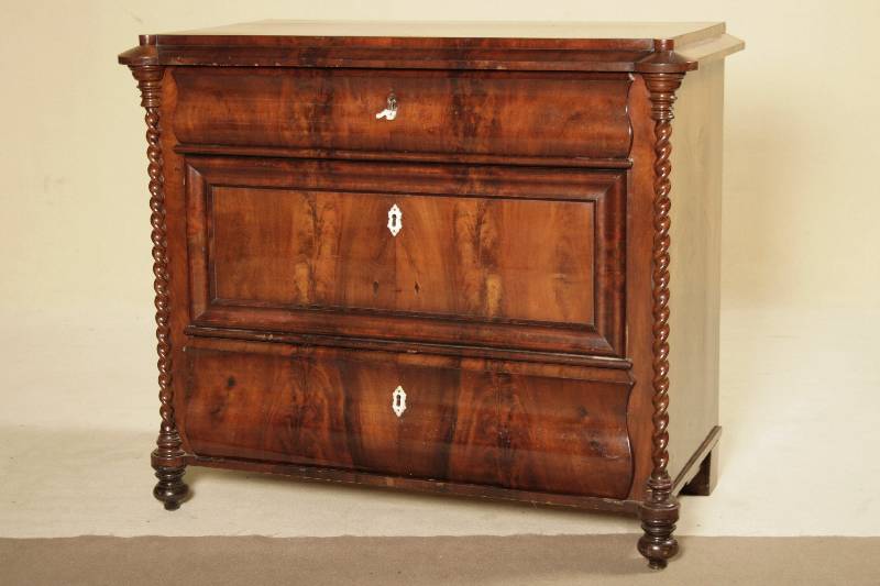 3-schübige Kommode, mittel- bzw. norddeutsch, um 1845/55, Korpus Weichholz, Pyramidenmahagonifurnier gespiegelt bzw. doppelt gespiegelt verlegt, ...