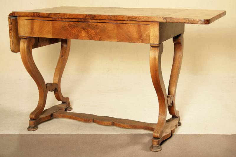 Detail a: Spätbiedermeierschreibtisch, süddeutsch/Wien ?, um 1830/35, Korpus Weichholz, Wurzelnußfurnier gespiegelt verlegt, Seiten auf Lyraform anspielend, ...