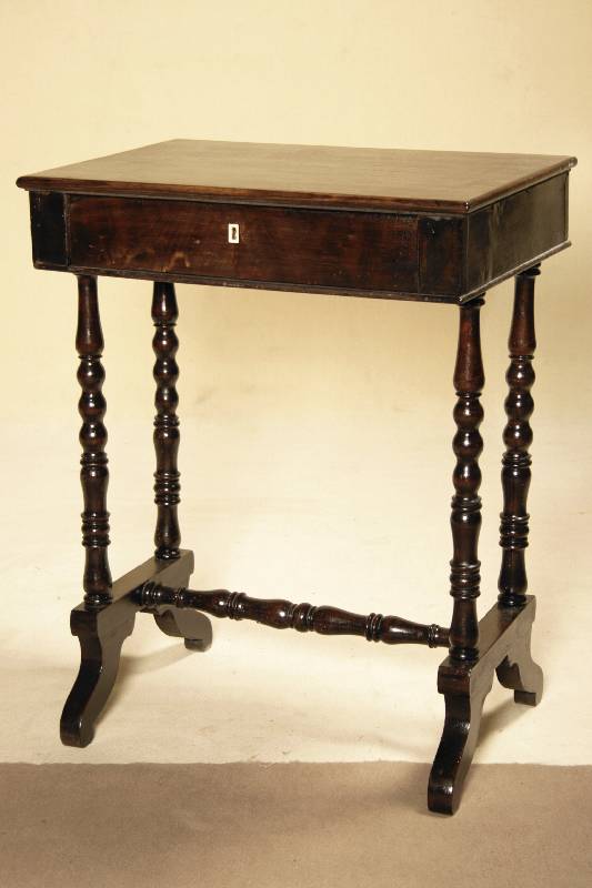 Nähtisch, deutsch, um 1880/90, Korpus WH u. Buche, Unterteil mit Drechselarbeit, 12-fach gegliedert, Beine ausladend, Rocaillenform, integr. ...