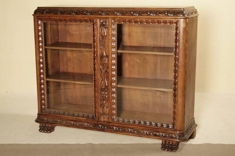 Bücherschrank, deutsch, um 1910, Neorenaissancestil, Korpus Weichholz, Eiche furniert, auf Tatzenfüßen, Fuß, Kopf und Türrahmen mit umlaufender ...