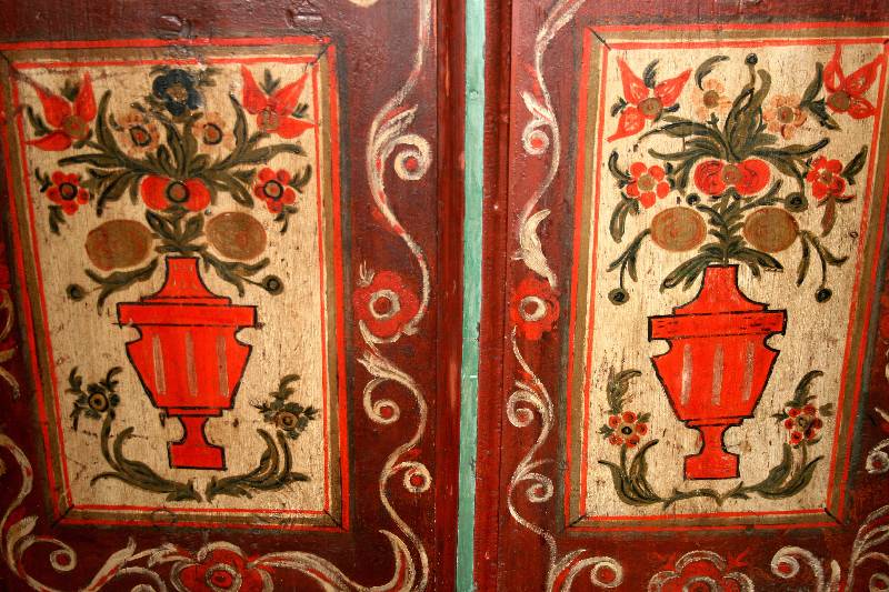 Detail a: Bauernschrank, süddeutsch/Österreich, um 1800 , sogenannter Spaltschrank, Weichholz bemalt, auf Kugelfüßen, diese wohl später, schwere ...