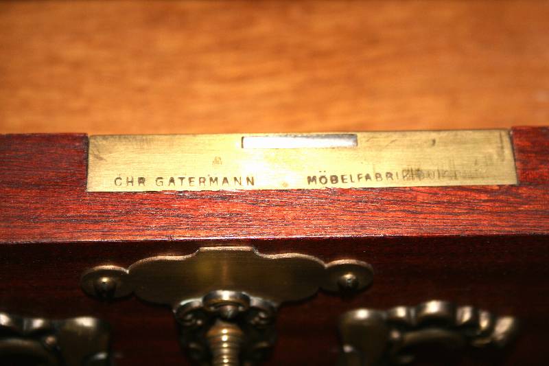 Detail a: Schreibtisch, deutsch, um 1910, Designermöbel, Nähe Hellerau, auf konischen Hochbeinen, mit Messingschuhen, gerader Korpus, Honduras-Mahagoni, ...
