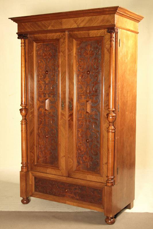 Schrank, deutsch, um 1880, Gründerzeit, Korpus Weichholz, Nußbaum furniert, auf Kugelfüßen, Lisenen mit vorgesetzten gedrechselten Säulen, Zarge ...