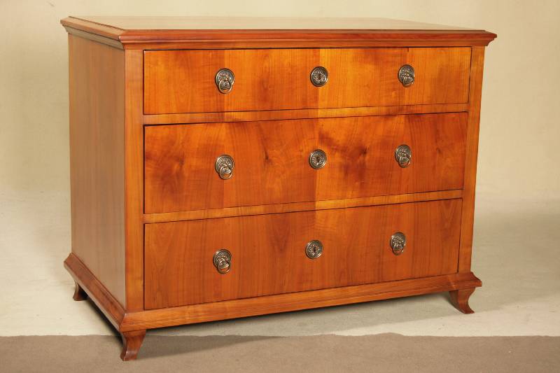 Kommode, deutsch, um 1820, Biedermeier, alter Korpus neu furniert, Platte und Fußleiste profiliert, alte Schlösser, Beschläge sekundär, gut ...