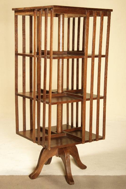 Bücherrondell, England, um 1900, Eiche massiv, auf gedrechselter Mittelsäule, 4-fach ausladend, diese herausnehmbar, drei Ablageetagen, bestoßen, ...