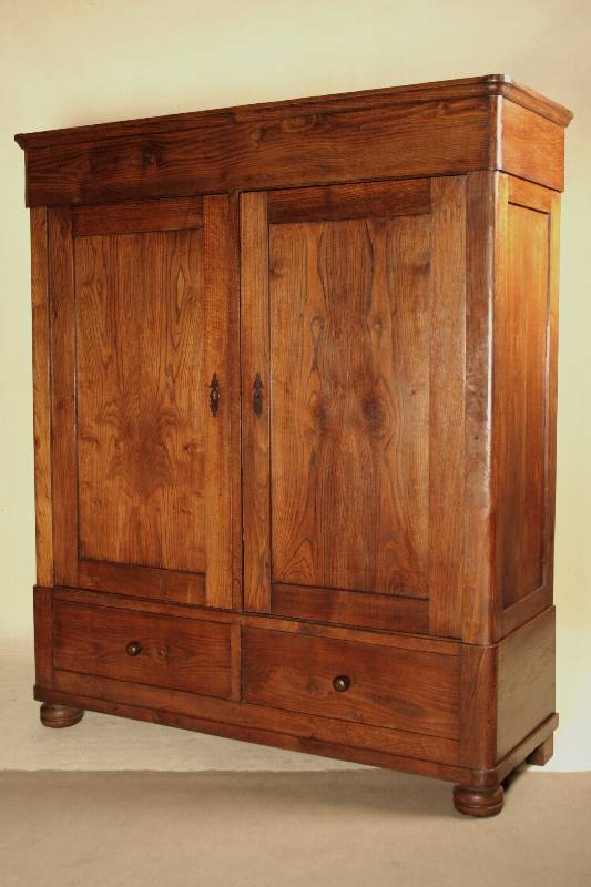 Schrank, deutsch/Umgebung Paderborn, um 1830/35, Spätbiedermeier, Eiche, auf Kugelfüßen, diese wohl später, Zarge mit zwei integrierten ...
