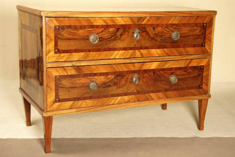 Empirekommode, deutsch, um 1790, Korpus Weichholz, Nuß- und Kirschbaum furniert, auf konischen Beinen, allseitig breite Bandintarsien aus Mahagoni, ...