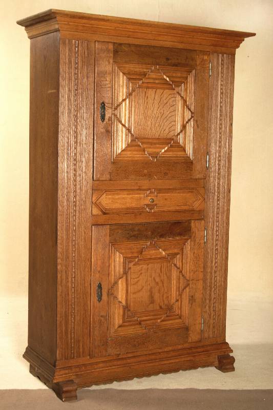 Brotschrank, deutsch, um 1960/70, Eiche massiv, auf Kufen, 2-türig, Füllungen mit starker Leistenverzierung, sogenannte Verkröpfung, mittig eine ...